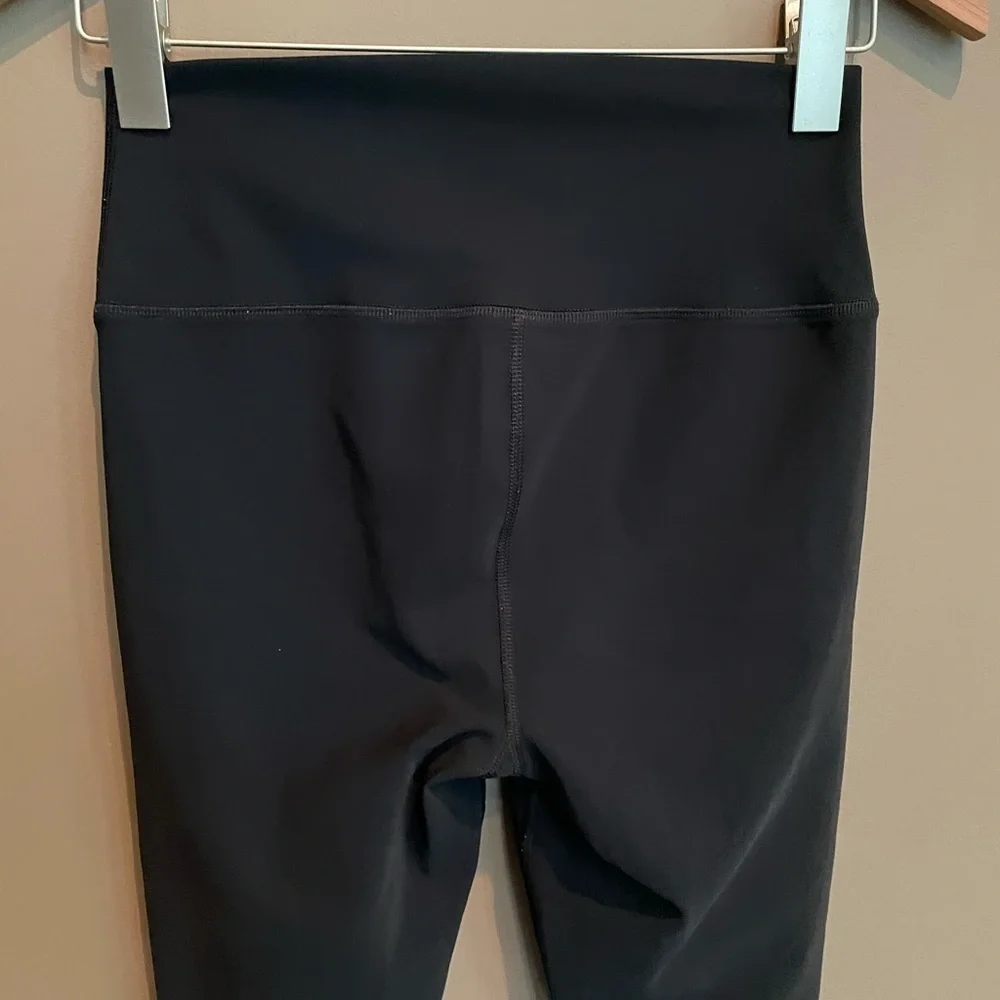 Alo Yoga High Waisted Ripped Warrior Legging in Black Size Extra‎ Small